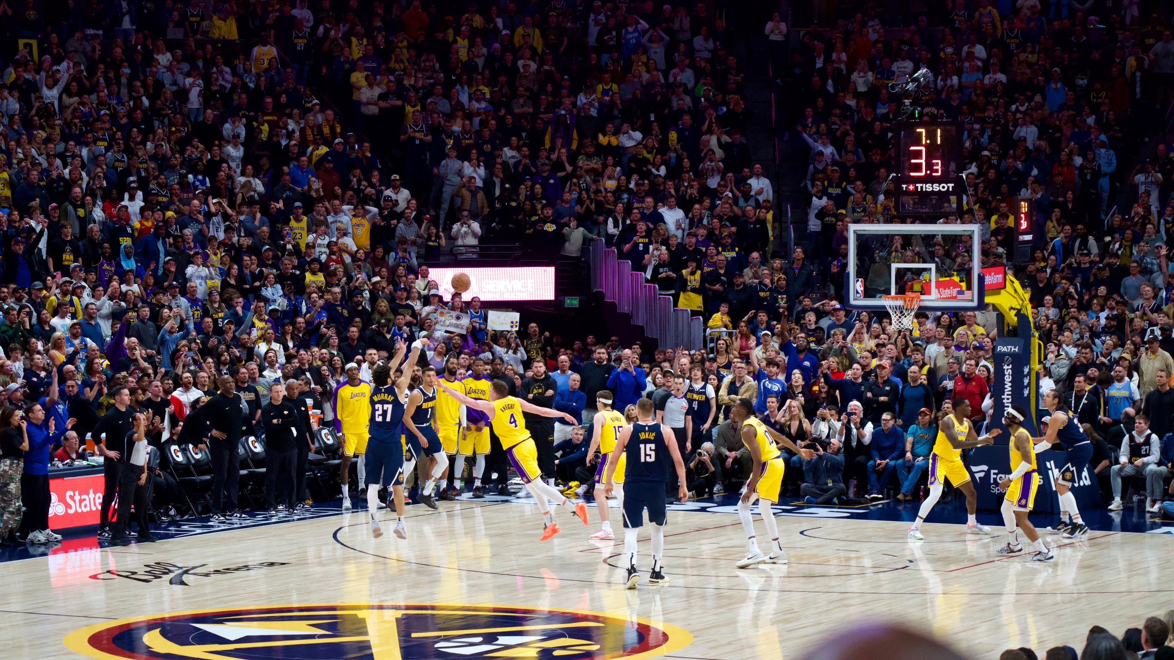 爱游戏体育-穆雷官方宣布出色防守新规，湖人引发争议！